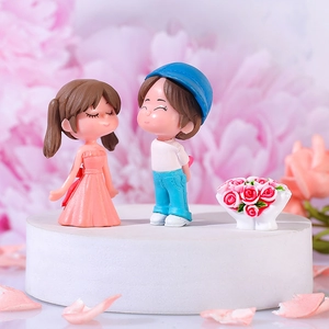 Cute resin cartoon couple figurines with mini rose bouquet for desktop or car decor