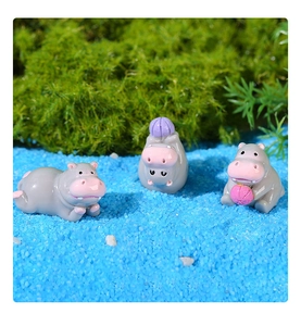 Détail de mini hippopotames en résine dans diverses poses pour décor de micro paysage