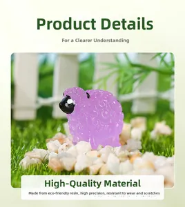 Vue macro d'une figurine de mouton en résine violette translucide pour micro paysage