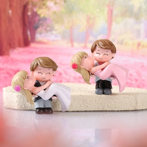 Miniature cartoon couple figurine for micro landscape decor and wedding cake topper