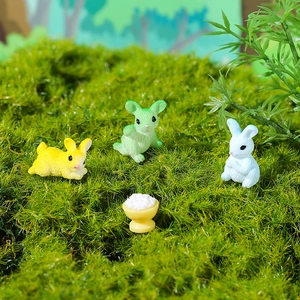 Miniatuur konijn hars figuren op mos landschap voor creatieve micro tuin decoratie set
