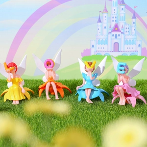 Vier Feenfiguren mit Flügeln halten LOVE-Briefe auf Gras mit Regenbogen-Schloss-Hintergrund