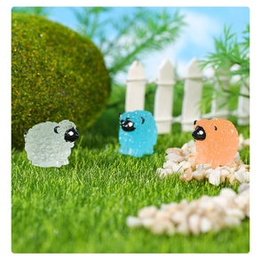 Figurines de moutons miniatures en résine bleue et orange sur mousse artificielle