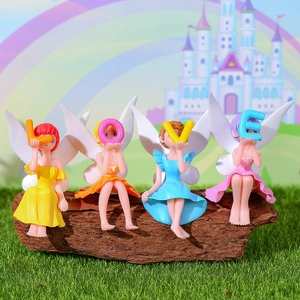 Set mit 4 bunten Blumenelfen-Figuren mit LOVE-Buchstaben auf Miniatur-Rasenfläche