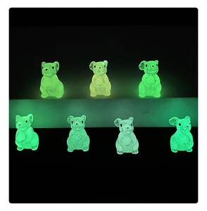 Figuritas de ratones de resina luminosa que brillan en verde en la oscuridad