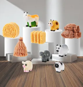 Detalle de figuritas de animales de granja y pacas de heno para decoración de terrarios