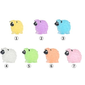 Lot de sept petites figurines de mouton en résine colorée pour décoration DIY