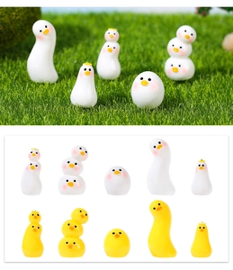 Détails macro de diverses figurines de poussins mignons en résine jaune et blanche