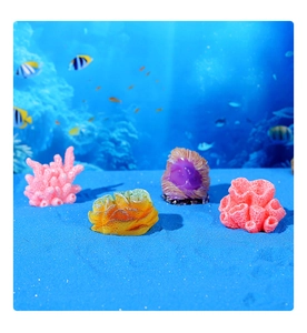 Vista dettagliata di ornamenti colorati in resina per decorazioni di acquari reef