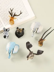 Detalle de 6 miniaturas de cabezas de animales en resina con cebra, oso y elefante