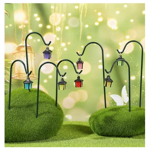 Détails de mini lanternes colorées sur crochets métalliques pour décors de micro paysage