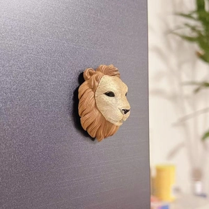 Imán de resina 3D para nevera cabeza de león con melena marrón sobre superficie metal