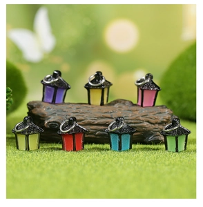 Détail de 7 mini lanternes en résine avec anneaux pour décor de jardin miniature