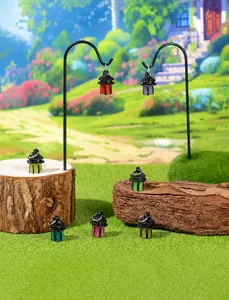 Mini farolillos luminosos colgados en ganchos para decorar jardines de suculentas