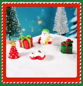 Miniatur-Weihnachtsfiguren-Set mit Weihnachtsmann und Bäumen auf Kunstschnee