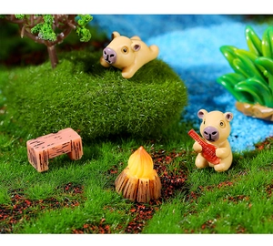 Detalle de figuras de carpincho en miniatura junto a una fogata para micropaisajes