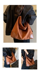 Λεπτομέρεια από χειροποίητη ραφή σε καφέ σουέτ τσάντα tote με vintage υφή και σχέδιο