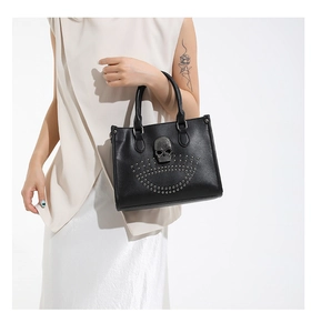 Détail du sac punk noir orné de rivets métalliques et d'un fermoir crâne en 3D