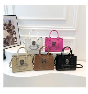 Détail de sacs à main gothiques en cinq couleurs avec crânes et clous de style punk