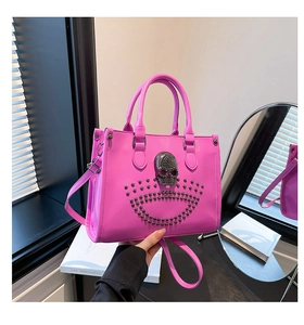 Vue détaillée du sac punk rose avec crâne métallique et ornements cloutés noirs