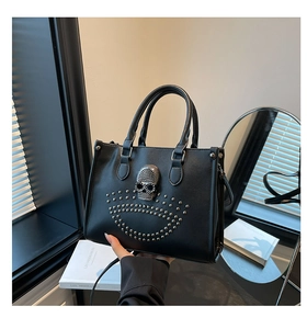 Détail du sac cabas en cuir noir avec ornement de crâne et rivets argentés gothiques