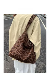 Dettaglio della borsa shopper in tela leopardata con ampio spazio e tracolla robusta