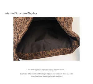 Interno della borsa tote in tela leopardata con chiusura magnetica e tasca interna