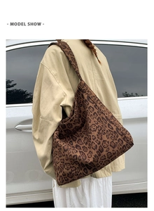 Dettaglio della stampa leopardata classica sulla borsa tote grande indossata dal modello