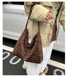 Dettaglio della borsa tote leopardata indossata con giacca kaki per un look autunnale