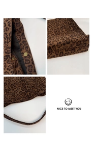 Dettaglio della borsa tote leopardata con chiusura magnetica e tessuto resistente
