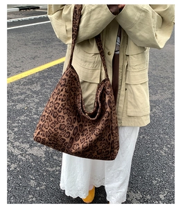 Grande borsa tote alla moda con stampa leopardata in un contesto di fotografia di strada