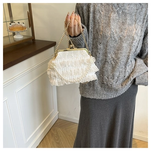 Vue détaillée du sac de soirée en dentelle blanche avec anse élégante en perles