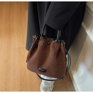 Détails du sac seau rétro en daim marron avec cordon en cuir et logo de la marque BopinSae
