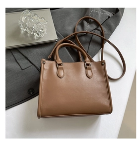 Vue détaillée d'un sac cabas en similicuir marron avec des rivets et deux poignées