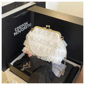 Détail du sac de soirée en dentelle blanche avec anse perle et fermoir doré chic