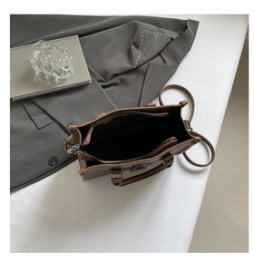 Vue de dessus d'un grand sac cabas marron en cuir synthétique avec fermeture éclair et bandoulière