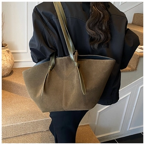 Détail du grand sac cabas en daim vert olive avec fines bandoulières et fini mat