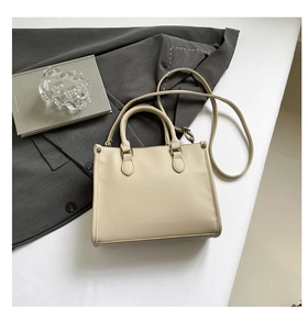Vue détaillée d'un sac cabas beige crème avec bandoulière amovible et poignées supérieures