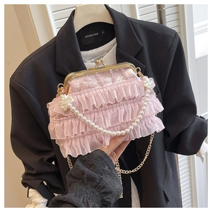 Sac de soirée rose en tulle à volants avec poignée en perles et nœud pour look élégant