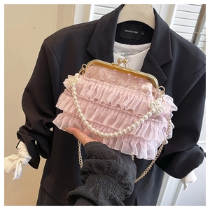 Détail du sac à main plissé en dentelle rose avec anse en perles et chaîne en métal doré