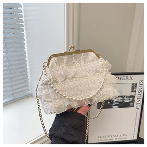 Détails de dentelle blanche et poignée en perles sur cette pochette de soirée élégante