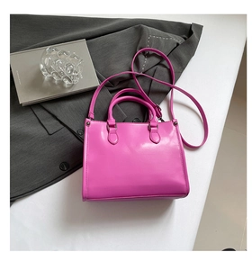 Vue de dessus d'un sac cabas rose vif en similicuir avec bandoulière et métal argenté