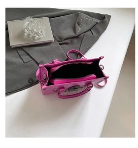 Détail des compartiments intérieurs et de la doublure du sac cabas en similicuir rose