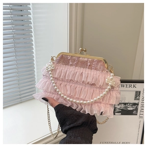Détail du sac en tulle rose à volants avec fermoir vintage doré et anse perles