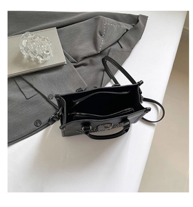 Vue de dessus de l'intérieur du sac cabas noir avec plusieurs compartiments zippés et argent