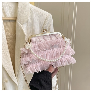 Vue détaillée du sac en velours rose avec volants en tulle et anse en perles