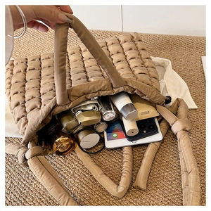 Grand sac cabas matelassé marron montrant l'espace intérieur pour tablettes et cosmétiques
