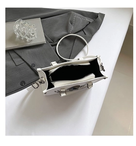 Vue intérieure d'un sac à main blanc en cuir PU avec compartiment zippé et doublure noire
