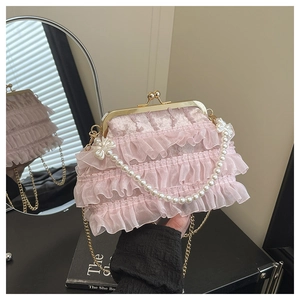 Détail du sac qipao rose clair avec dentelle organza, poignée perle et fermoir doré