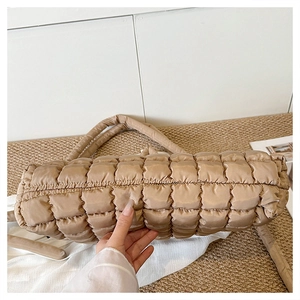 Détails du sac cabas matelassé kaki montrant la texture satinée et les surpiqûres